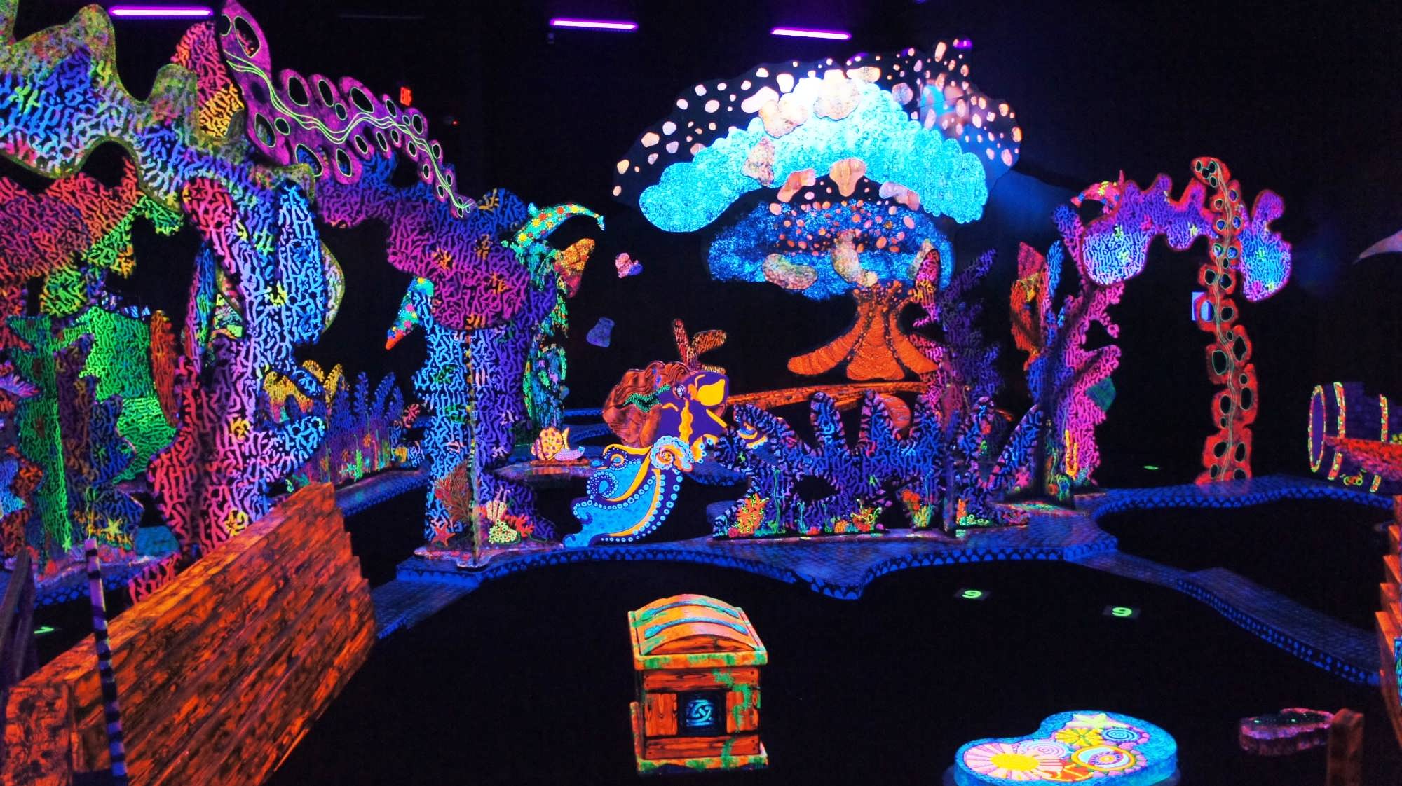 Putting Edge Glow in the Dark Mini Golf: Putt your way into the abyss