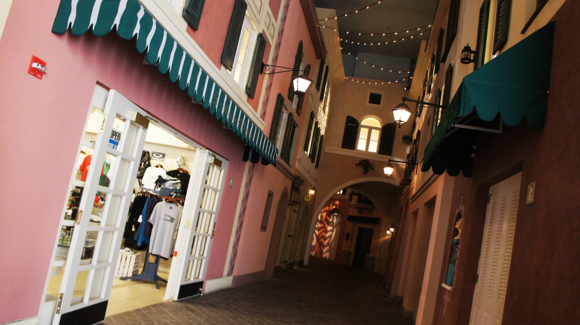 Gifts and sundries store at Portofino Bay Hotel