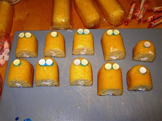 Minion cupcakes.