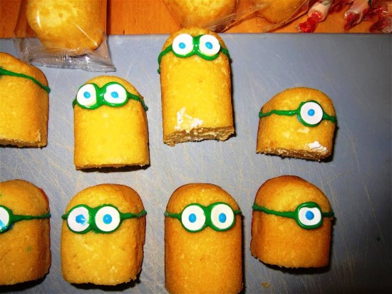 Minion cupcakes.