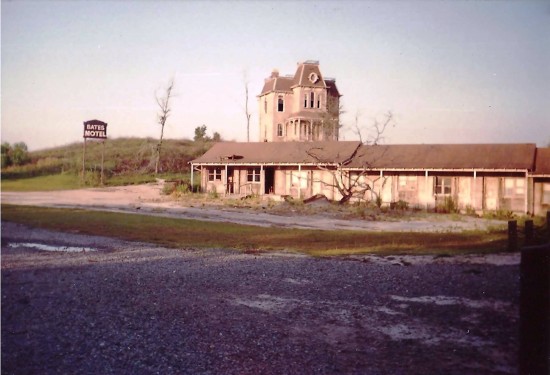Bates Motel / Barney - 1992.