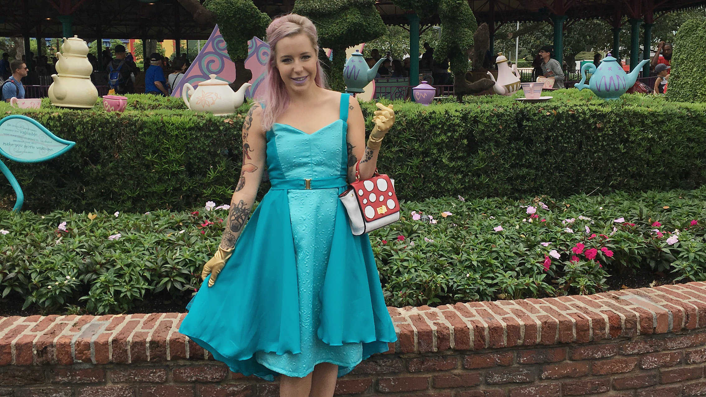 Leslie DisneyBounding as the Caterpillar from Alice in Wonderland on Dapper Day