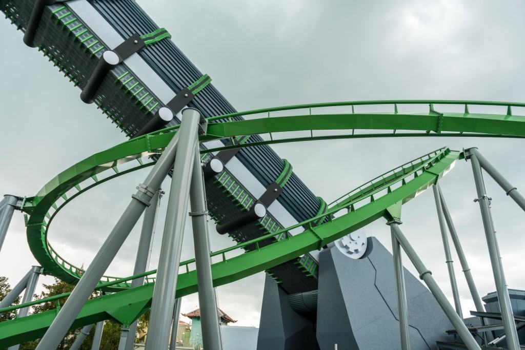 hulk roller coaster tunnel