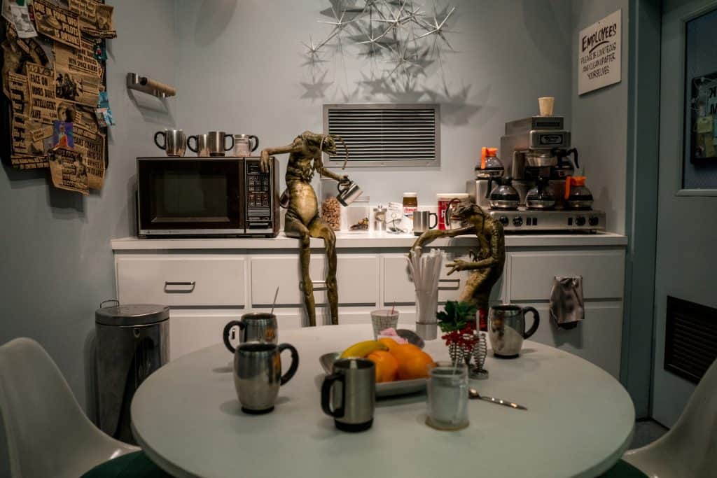 Aliens sit in break room at Men in Black: Alien Attack in Universal Studios Florida