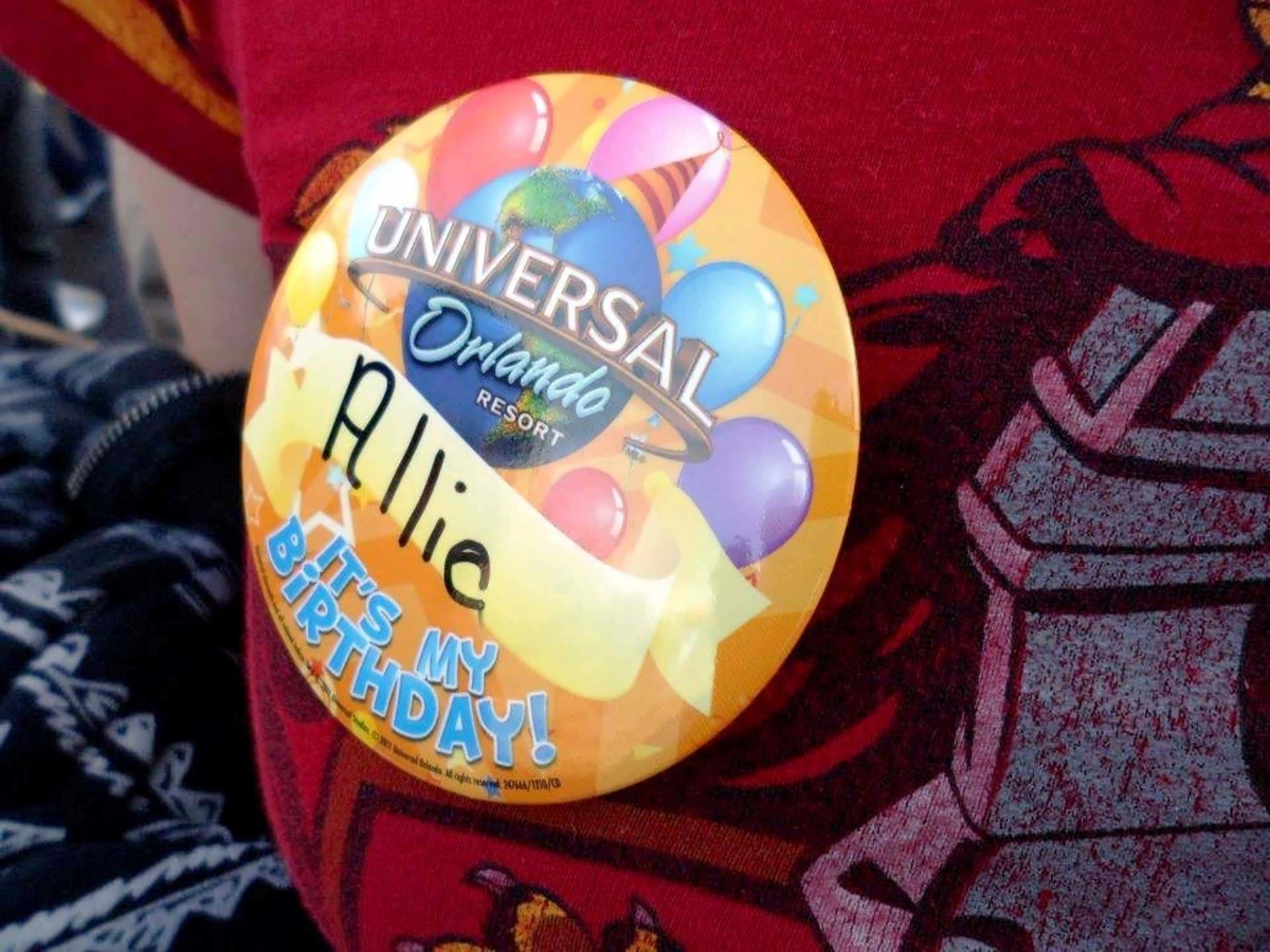SOLD OUT UNIVERSAL ORLANDO PASSHOLDER MAY PIN BUTTON UOAP A TOTALLY RAD BIRTHDAY 