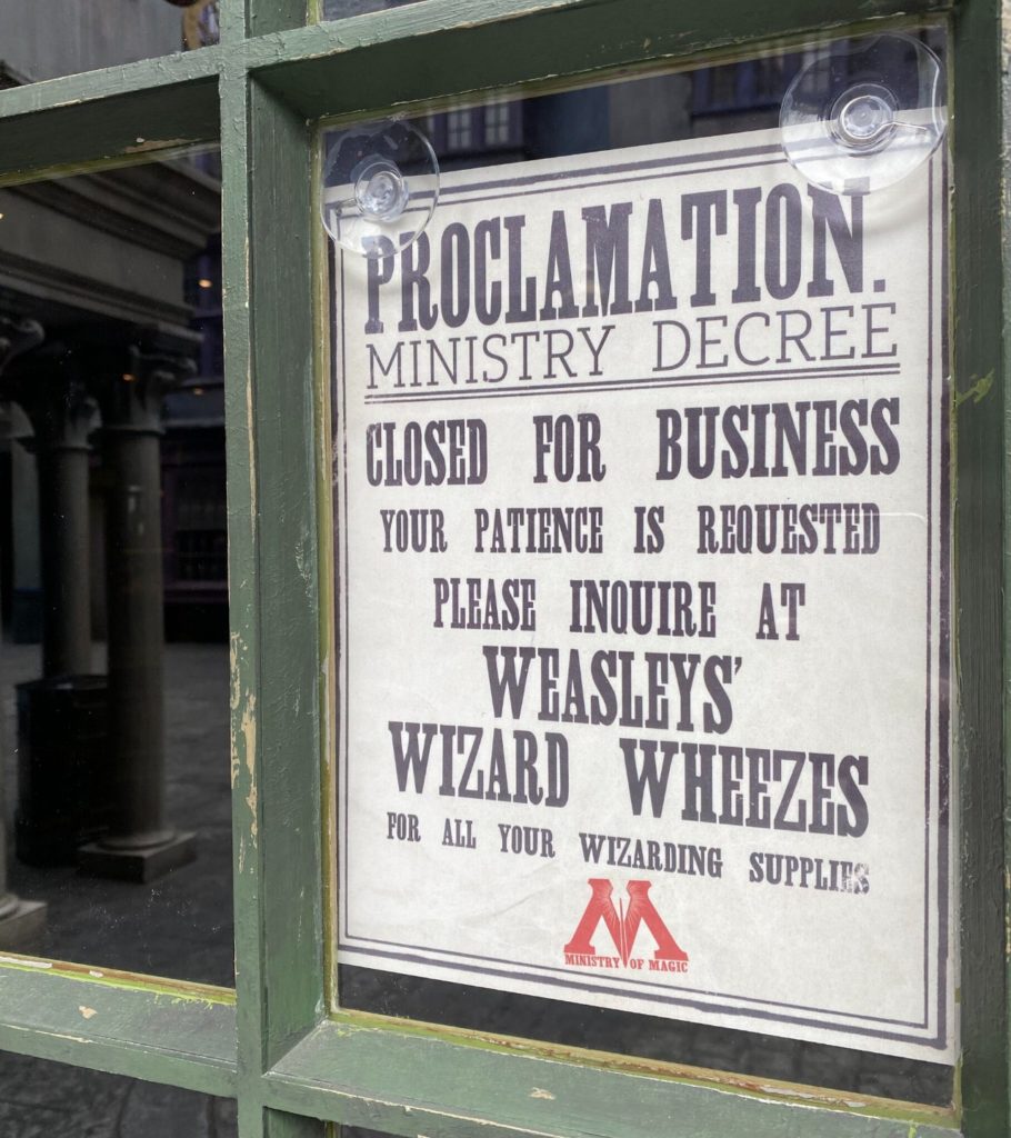 Store closed sign at The Wizarding World of Harry Potter - Diagon Alley