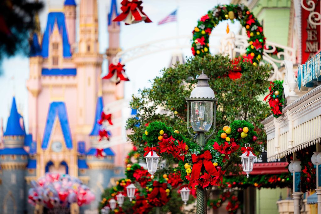 Christmas decor makes its way into Disney’s Magic Kingdom LaptrinhX