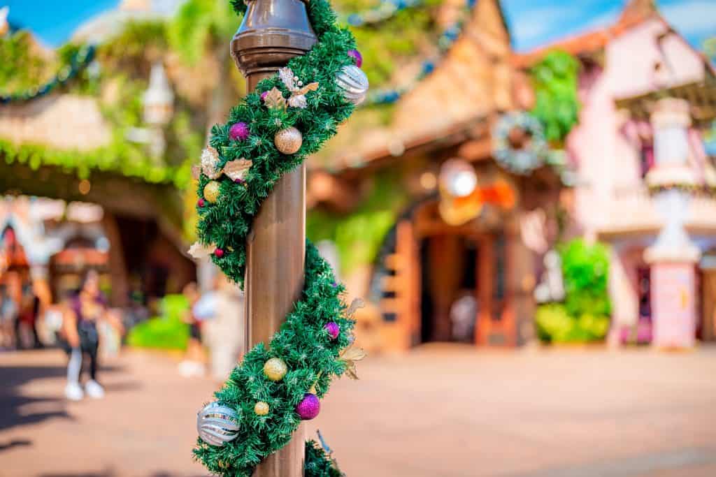 Seasonal garland on a lampost in Islands of Adventure