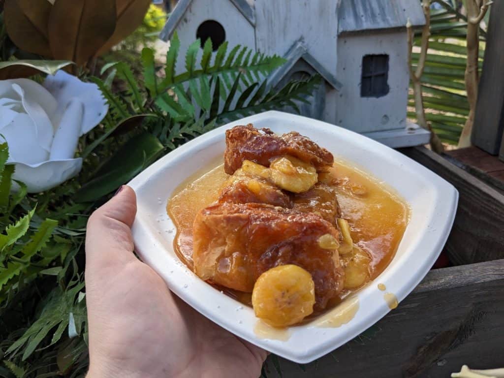 Rum-glazed bananas, powdered sugar