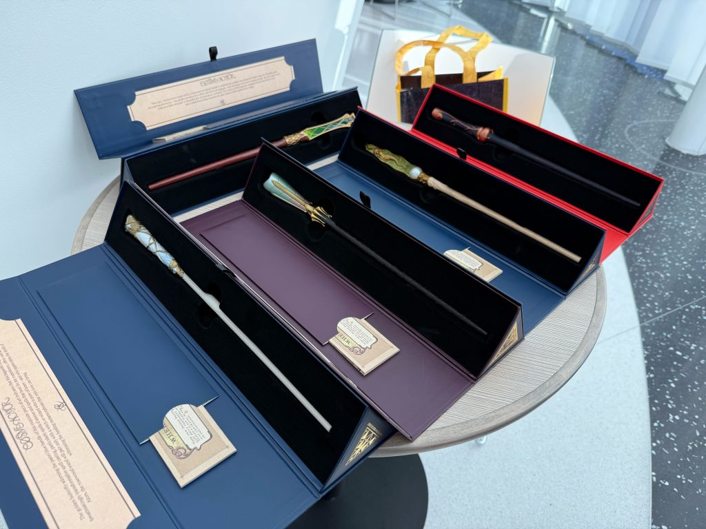 Left to right: Rosewood/Bois de Rose, Oak/Chêne, Willow/Saule, Fir/Sapin