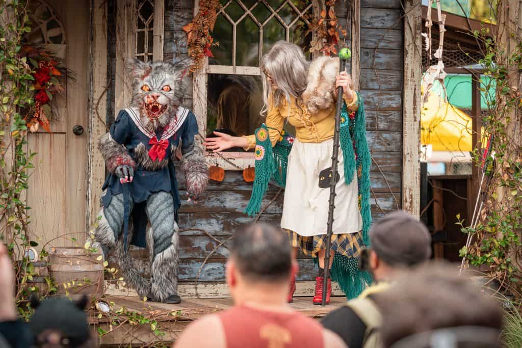 The Cat Lady of Crooked Lane at Halloween Horror Nights 2025