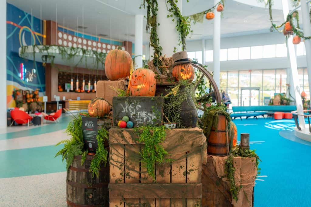 Swizzle Lounge at Universal's Cabana Bay Beach Resort