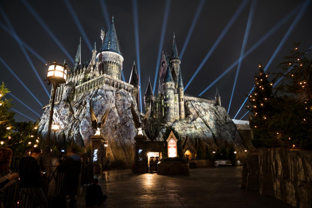 The Nighttime Lights at Hogwarts Castle at Universal's Islands of Adventure  | Orlando Informer