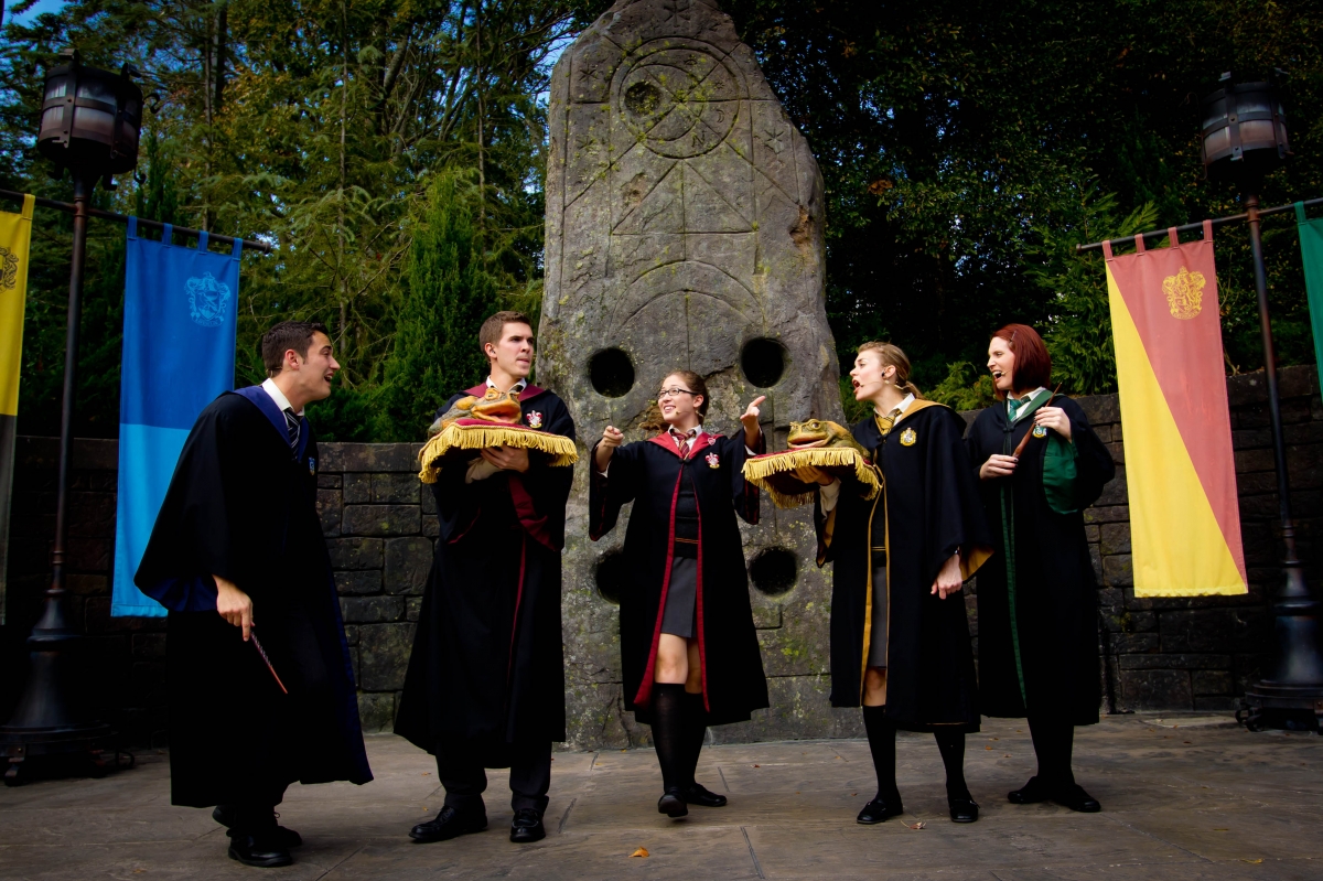 Students from Hogwarts sing with their frogs