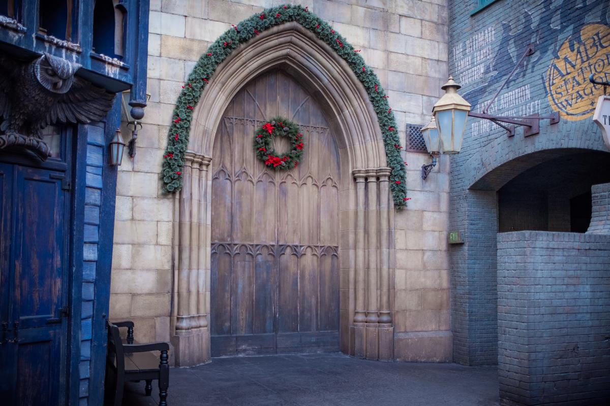 Christmas in The Wizarding World of Harry Potter – Visitor's Guide