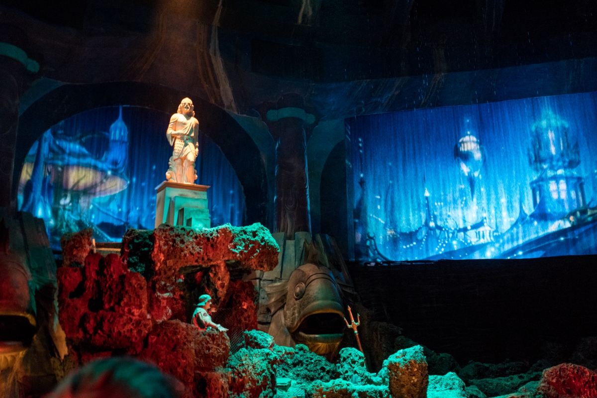 Atlantis show scene in Poseidon's Fury with water effects and large screens